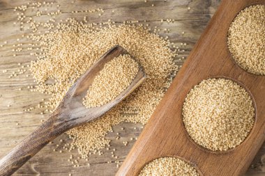 kase, rustik ahşap zemin üzerine solmayan çiçek fasulye