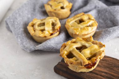 elmalı turta masaya yakın çekim