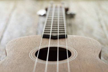Ukulele rustik ahşap masa üzerinde Kapat