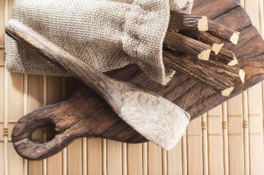 Toz ve meyan kökü masada - Glycyrrhiza glabra.