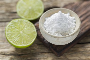 Pişirme soda ve limon masada.