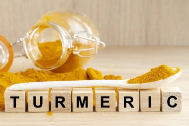 ahşap-curcuma longa üzerinde cam kapta zerdeçal tozu