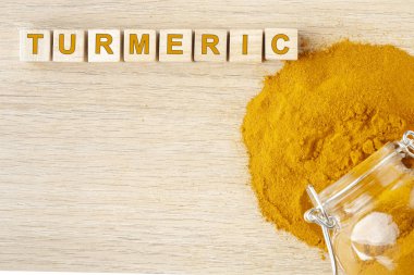 ahşap-curcuma longa üzerinde cam kapta zerdeçal tozu