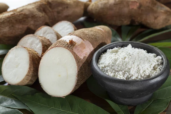 Ahşap masa - Manihot esculenta üzerinde ham yucca nişasta..