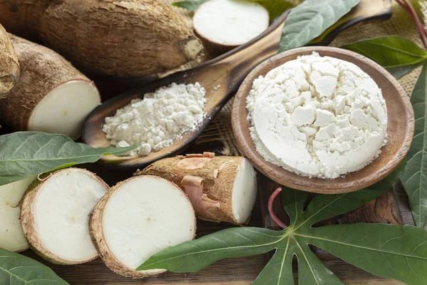 Ahşap masa - Manihot esculenta üzerinde ham yucca nişasta..