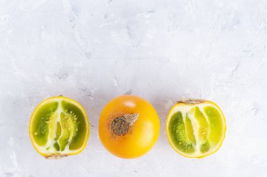 Beyaz arka planda (Solanum quitoense lulo meyve)