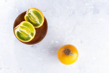 Beyaz arka planda (Solanum quitoense lulo meyve)