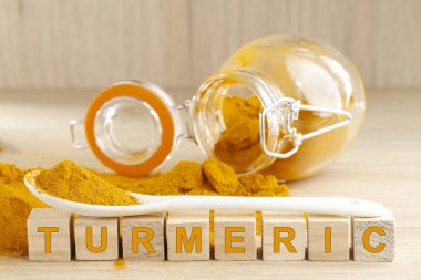 ahşap üzerine cam kapta zerdeçal tozu