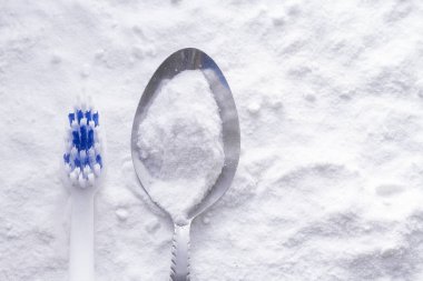 kabartma tozu ve fırça ahşap masa vardır