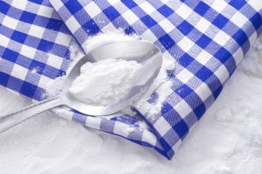 Temizleme ve dezenfeksiyon için masaya kabartma tozu