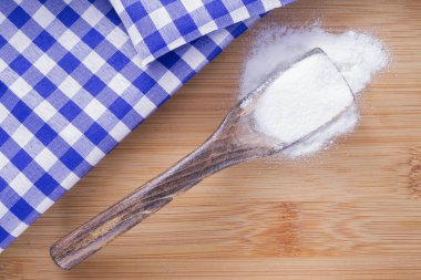 ahşap masa üzerinde kase kabartma tozu