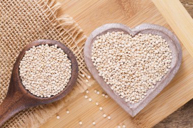 Kabın içinde Quinoa tohumları