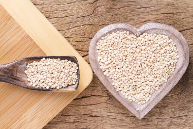 Kabın içinde Quinoa tohumları