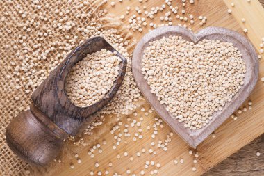 Kabın içinde Quinoa tohumları