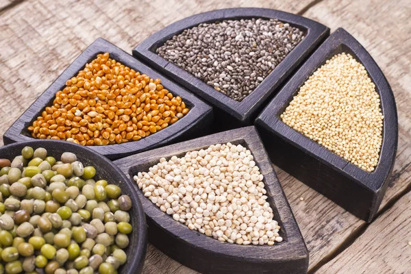 Ziarna super bezglutenowej żywności: chia, quinoa, Amarantus, proso — Zdjęcie stockowe