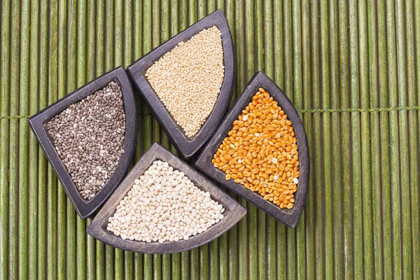 Szemek, szuper gluténmentes élelmiszerek: chia, quinoa, amarant, köles — Stock Fotó