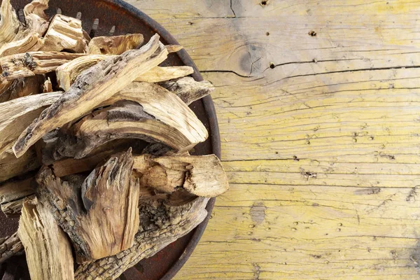 Madera sagrada "palo santo" - Bursera graveolens, sobre fondo rústico de madera — Foto de Stock