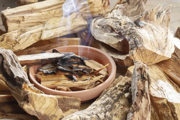 Madera sagrada "palo santo" - Bursera graveolens, sobre fondo rústico de madera —  Fotos de Stock