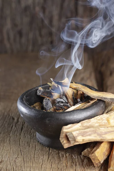 Heiliges Holz "palo santo" - bursera graveolens, auf rustikalem Holzgrund — Stockfoto