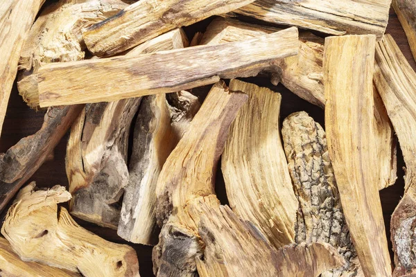 Madera sagrada "palo santo" - Bursera graveolens, sobre fondo rústico de madera — Foto de Stock