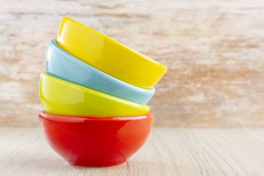 Seramik kase ahşap arka plan renkleri muhtelif