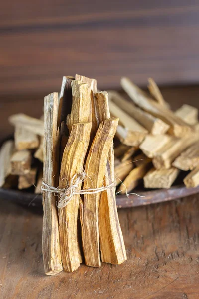 Madera sagrada "palo santo" - Bursera graveolens, sobre fondo rústico de madera — Foto de Stock