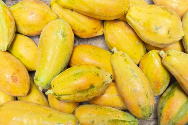 Pile de papayes sur le marché — Photo