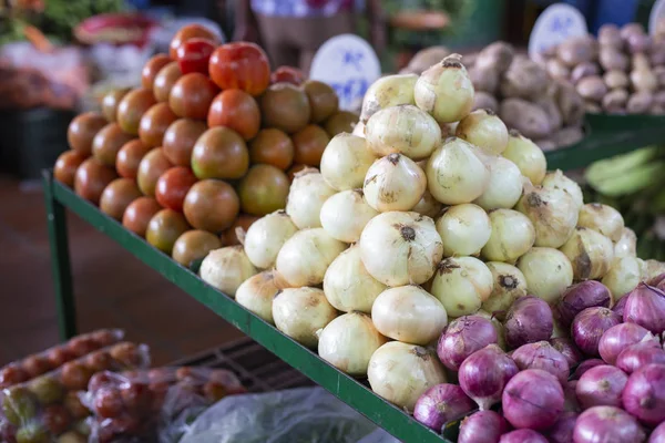 Pilha de tomates e cebola vermelha e branca no mercado — Fotografia de Stock