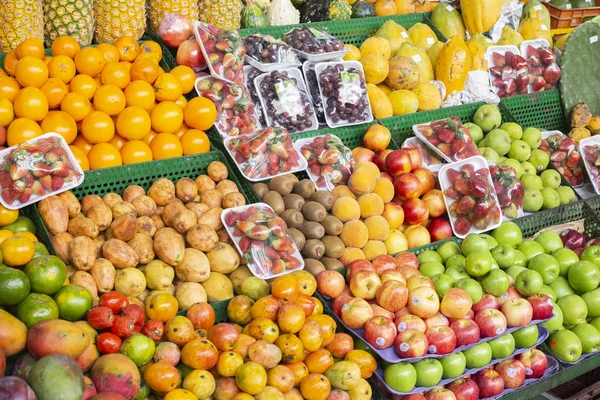 Pilha de frutas na prateleira de um mercado colombiano — Fotografia de Stock