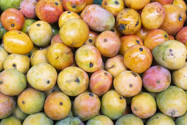 Pila de mangos en el mercado colombiano . — Foto de Stock