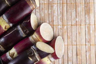 ahşap arka planda şeker kamışı yığını