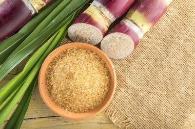 Kahverengi şeker ve kamışı masaya üst görünümü