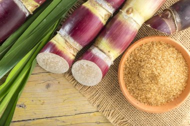 Kahverengi şeker ve kamışı masaya üst görünümü