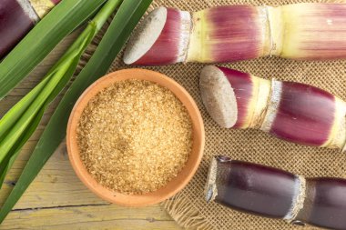 Kahverengi şeker ve kamışı masaya üst görünümü