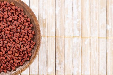 Rustik ahşap üzerinde Annatto tohumları