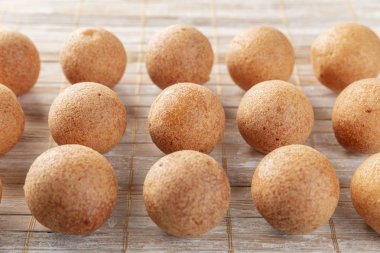 Masada börekler, tipik Kolombiya yemekleri, yakın plan görüntü.