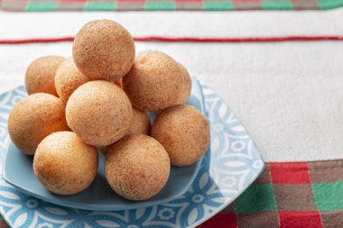 Masada börekler, tipik Kolombiya yemekleri, yakın plan görüntü.