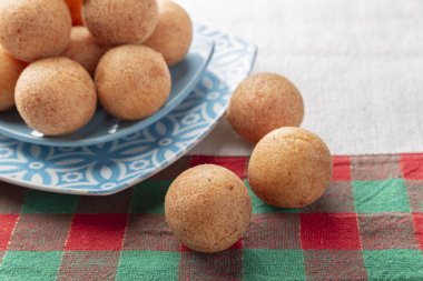 Masada börekler, tipik Kolombiya yemekleri, yakın plan görüntü.