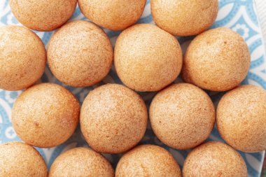 Masada börekler, tipik Kolombiya yemekleri, yakın plan görüntü.