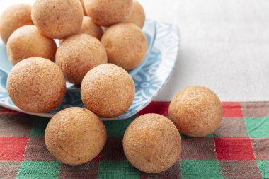 Masada börekler, tipik Kolombiya yemekleri, yakın plan görüntü.