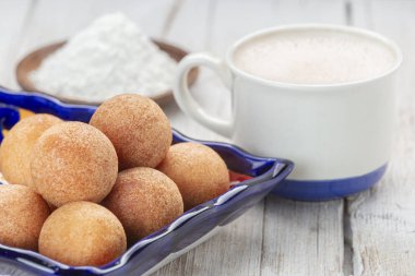 Masada börekler, tipik Kolombiya yemekleri, yakın plan görüntü.