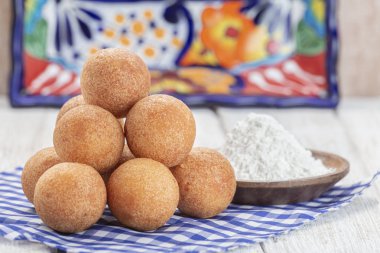 Masada börekler, tipik Kolombiya yemekleri, yakın plan görüntü.