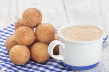 Masada börekler, tipik Kolombiya yemekleri, yakın plan görüntü.