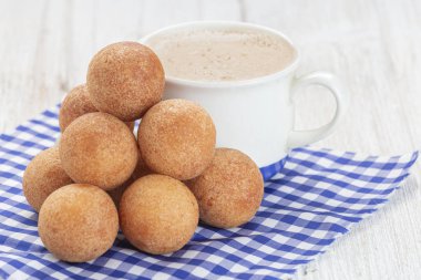 Masada börekler, tipik Kolombiya yemekleri, yakın plan görüntü.