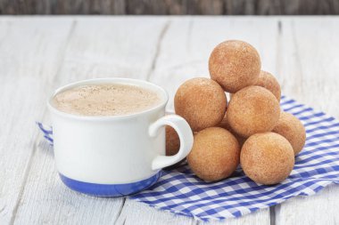 Masada börekler, tipik Kolombiya yemekleri, yakın plan görüntü.