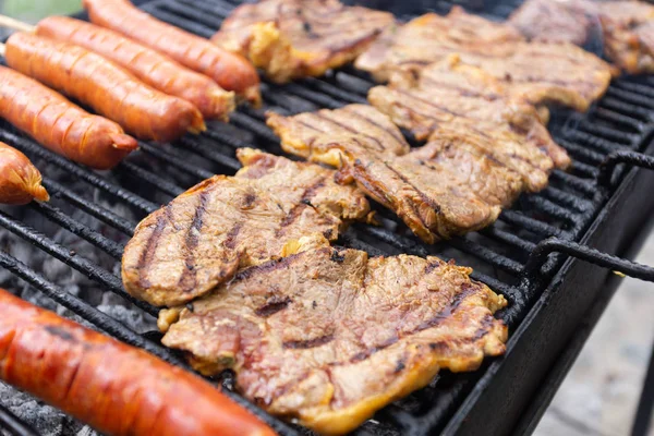 コロンビアのバーベキュー、コロンビアの典型的な食べ物-クローズアップ画像 — ストック写真