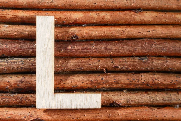 Litera L alfabetu drewnopochodnego, widok z góry i miejsce na tekst — Zdjęcie stockowe