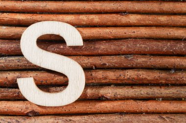 Tahta alfabenin S harfi, metin için üst görünüm ve boşluk