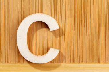 Metin için tahta alfabesinin C harfi, üst görünüm ve boşluk