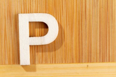 Metin için tahta alfabesinin P harfi, üst görünüm ve boşluk